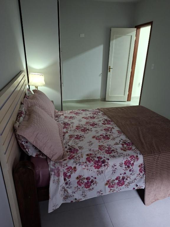 Ένα ή περισσότερα κρεβάτια σε δωμάτιο στο Pequena Casa Búzios - Confortável para casal com garagem