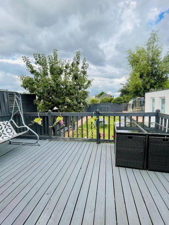 Μπαλκόνι ή βεράντα στο Near Station - Spacious 5-Bed Home with Parking