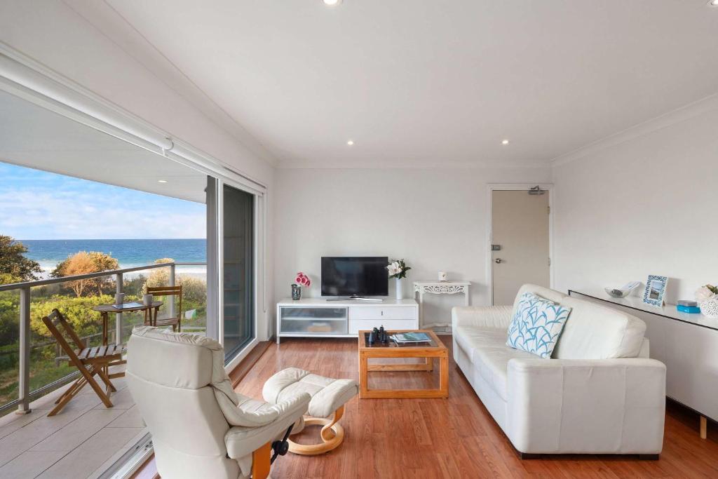 Una sala de estar con vista al mar. en Royal Surf - Beach Front Paradise, en Narrabeen