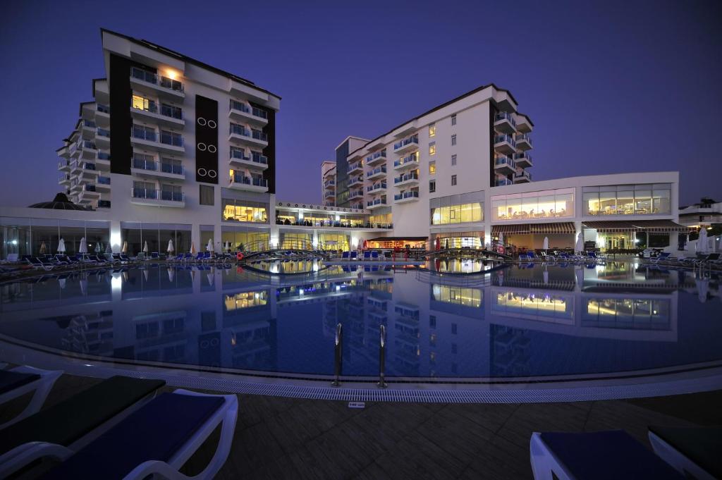 Bazén v ubytování Cenger Beach Resort Spa - All Inclusive nebo v jeho okolí