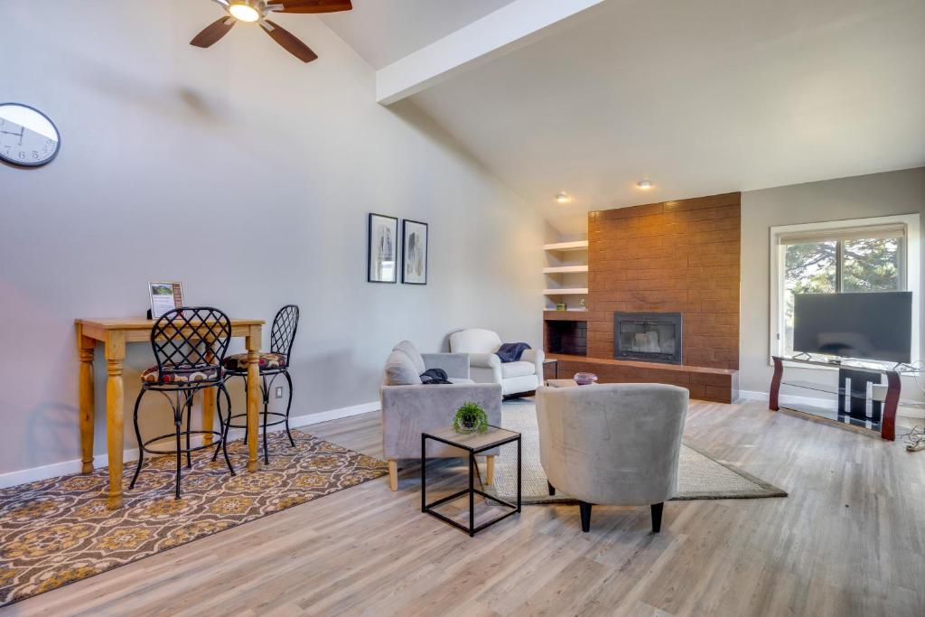 Et opholdsområde på Pet-Friendly Condo with Mountain View in Monument!