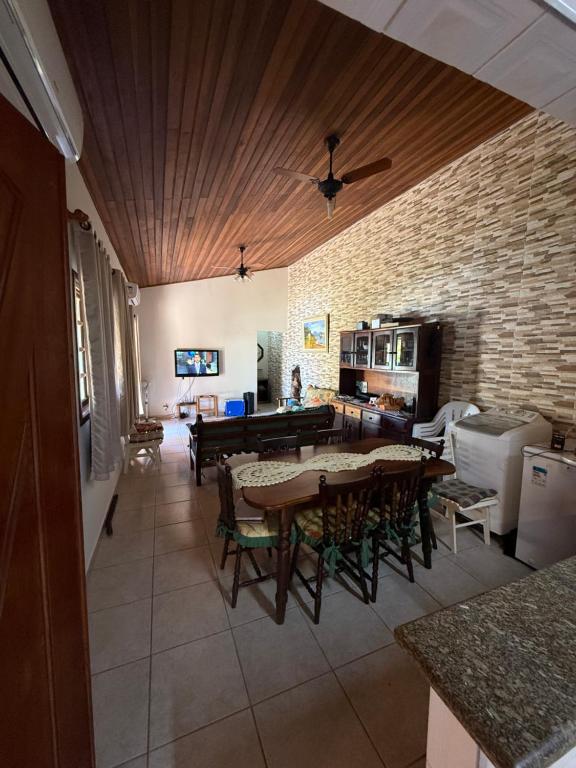 Billede fra billedgalleriet på Casa com Espaço Gourmet e Piscina a 2min da Praia i Caraguatatuba