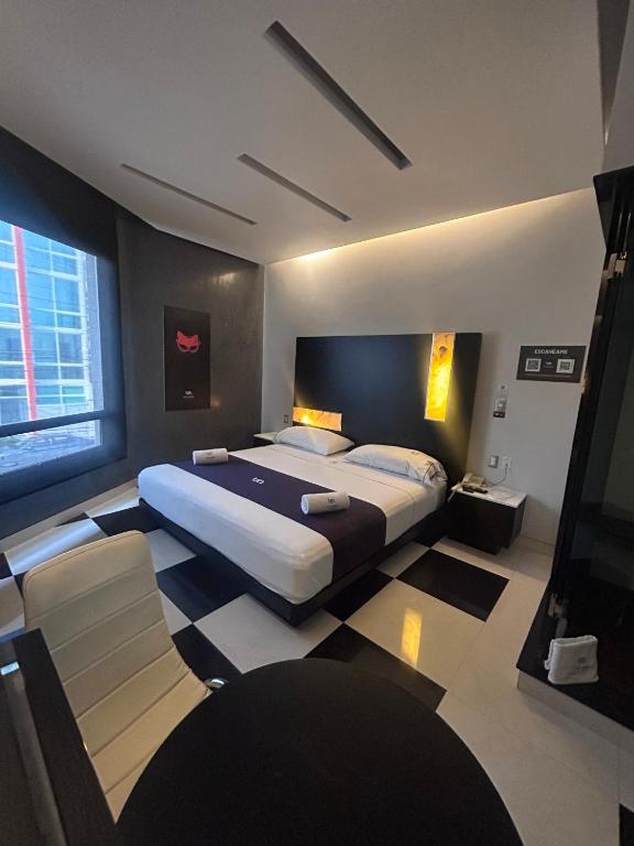 博卡德尔里奥Auto Hotel Via Uno的卧室里有两张床和一台电视