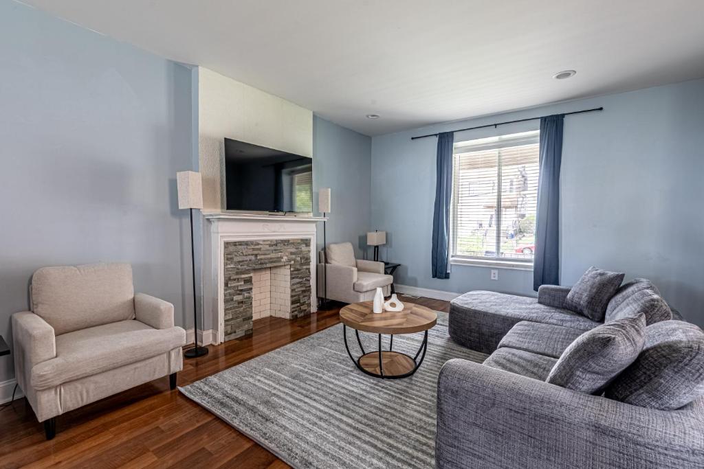 Χώρος καθιστικού στο Modern 7BR Retreat