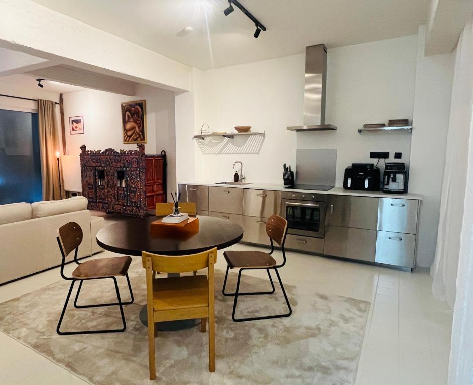 una cucina e un soggiorno con tavolo e sedie di Casa Mia Terra Loft ad Anversa