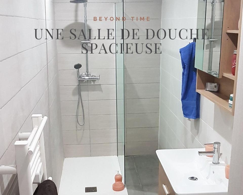 a bathroom with a shower and a sink at La choletaise spacieuse et proche des axes routiers in Cholet