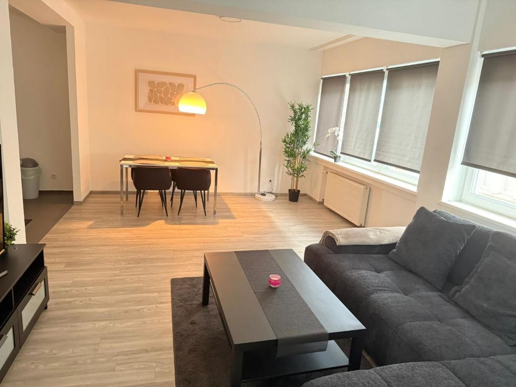una sala de estar con un sofá y una mesa en Better Homes, en Oberhausen
