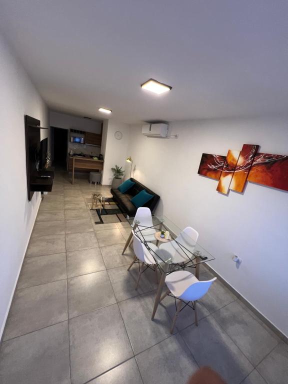 ein Wohnzimmer mit Sofa, Tisch und Stühlen in der Unterkunft Estilo City in San Francisco