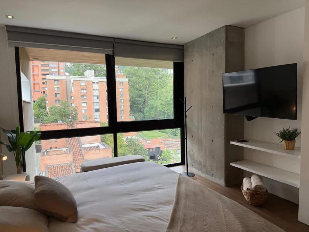 En eller flere senge i et værelse på NOK Beautiful 2BR Apartment in El Poblado