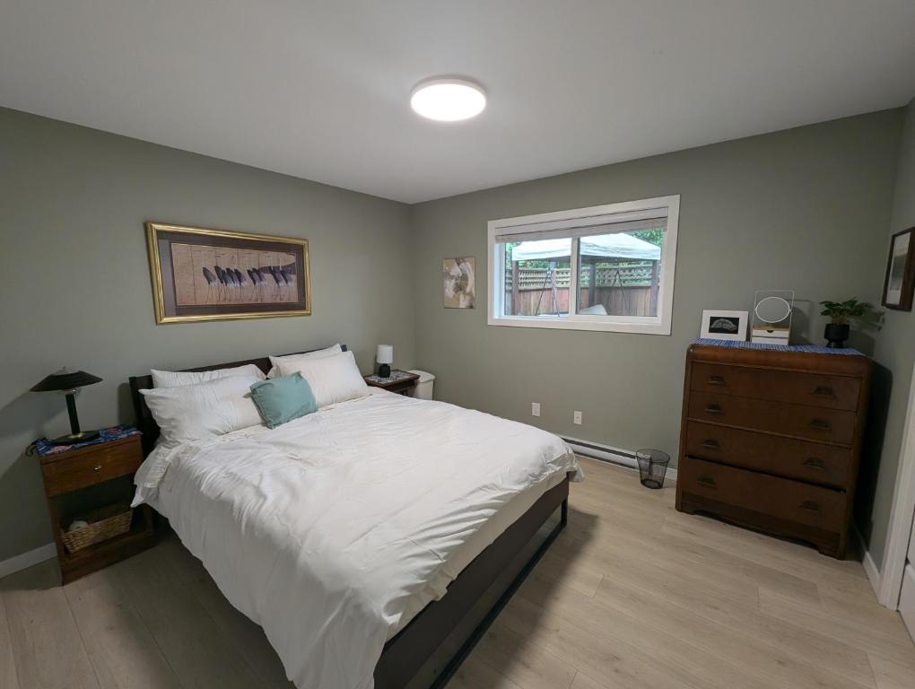 En eller flere senge i et værelse på Colwood Hidden Home