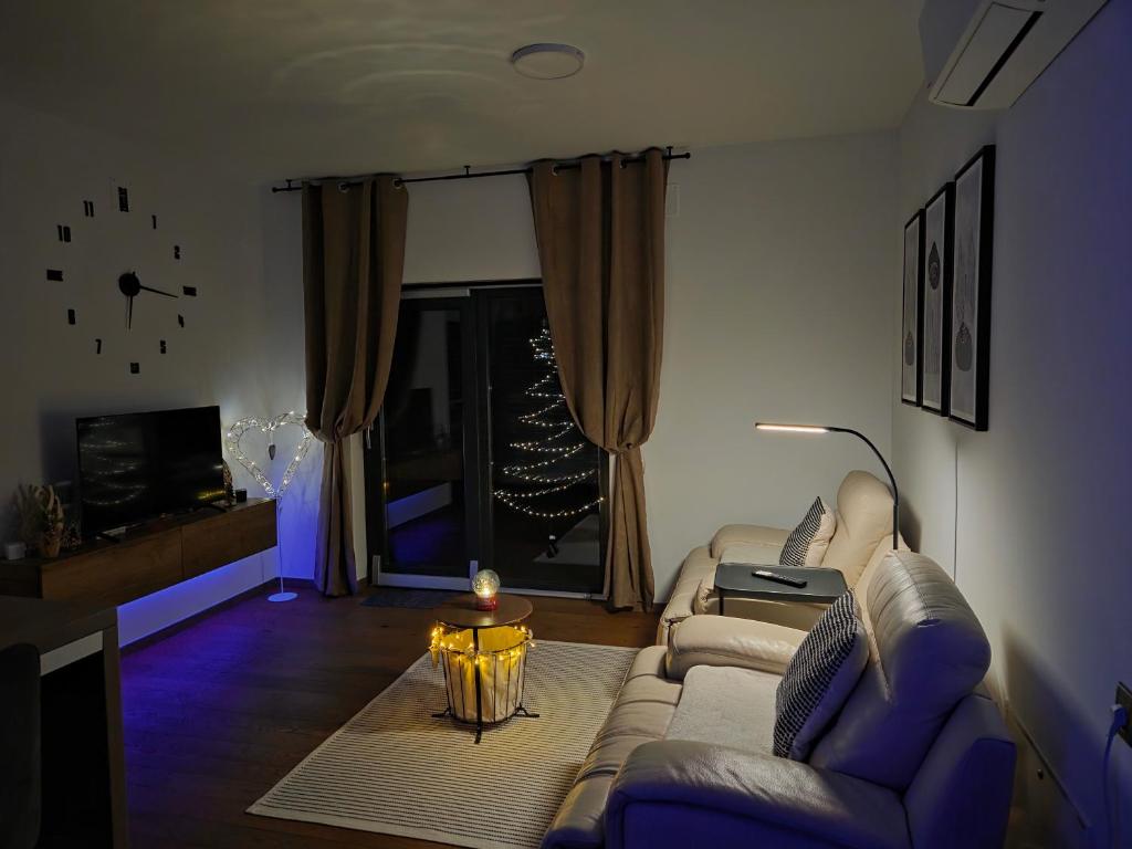 een woonkamer met een bank en een tafel bij Simple&Cozy in Varaždin