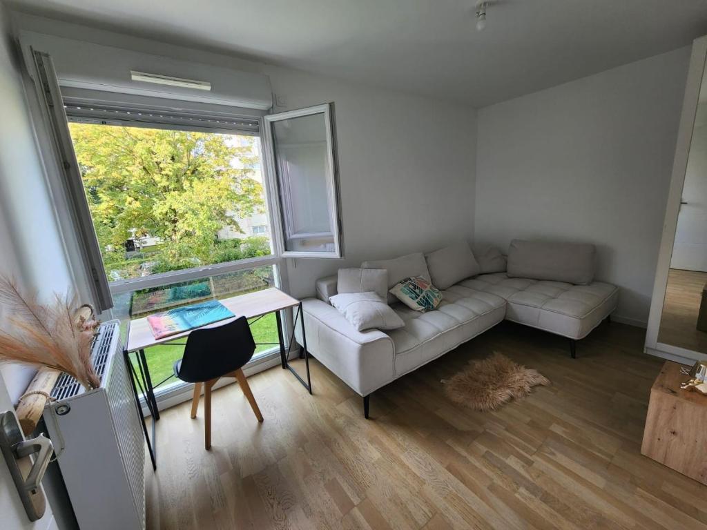 Χώρος καθιστικού στο Opposite Metro 14, Cozy Guest Room with Garden & Free Parking, 5 min Orly Airport, 7 min Paris