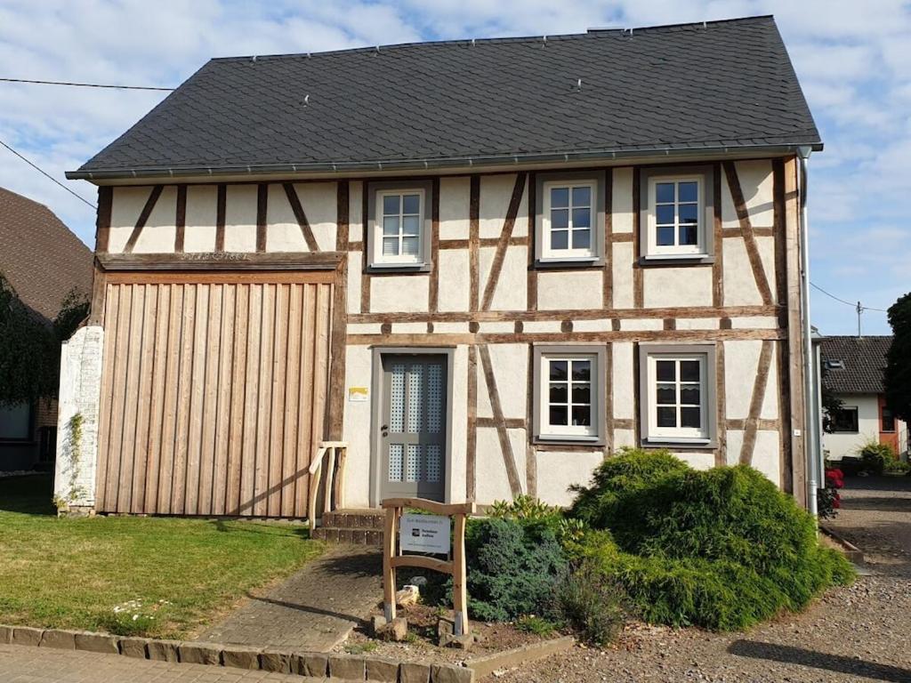 Maison marron et blanche avec garage dans l'établissement Ferienhaus Steffens, à Mörz