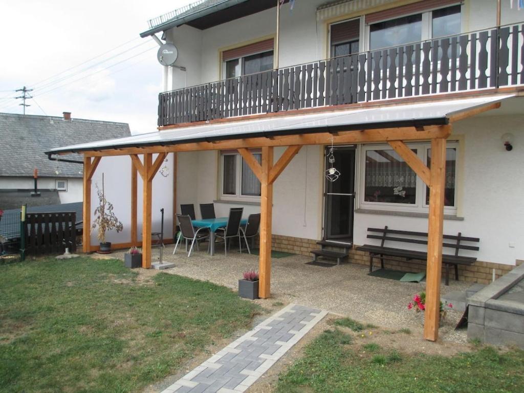 een paviljoen met een terras bovenop een huis bij Hehner 2 Comfortable holiday residence in Patersberg