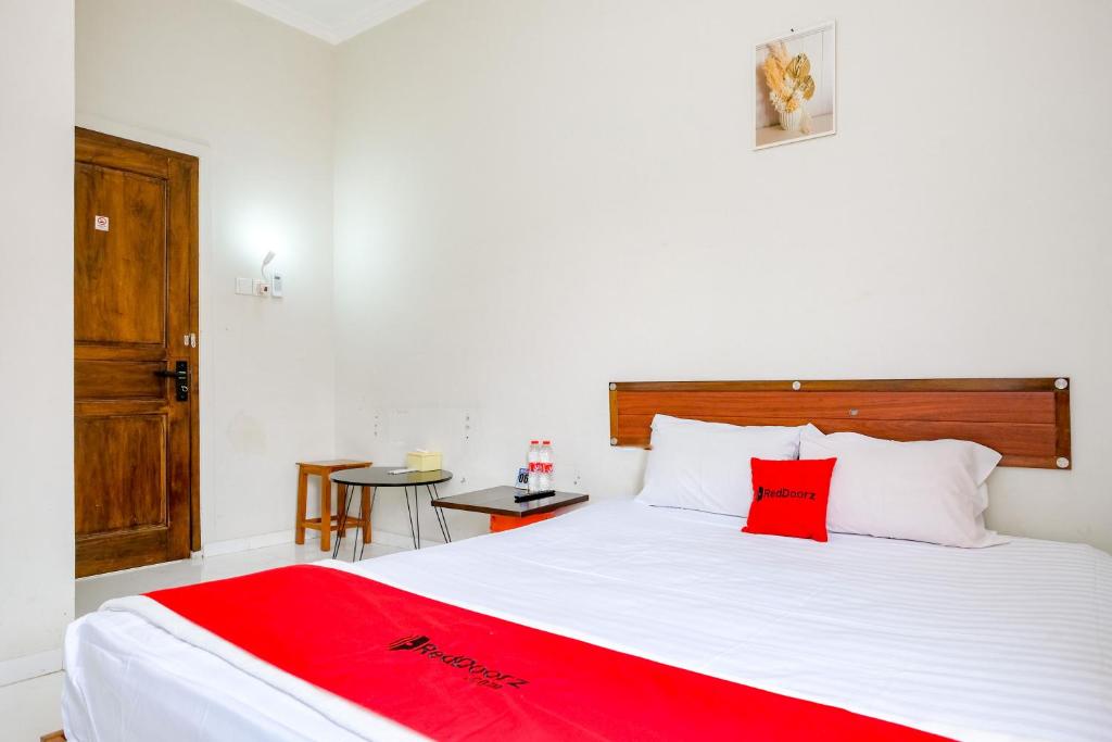 Postel nebo postele na pokoji v ubytování RedDoorz Syariah Near Stasiun Purwokerto