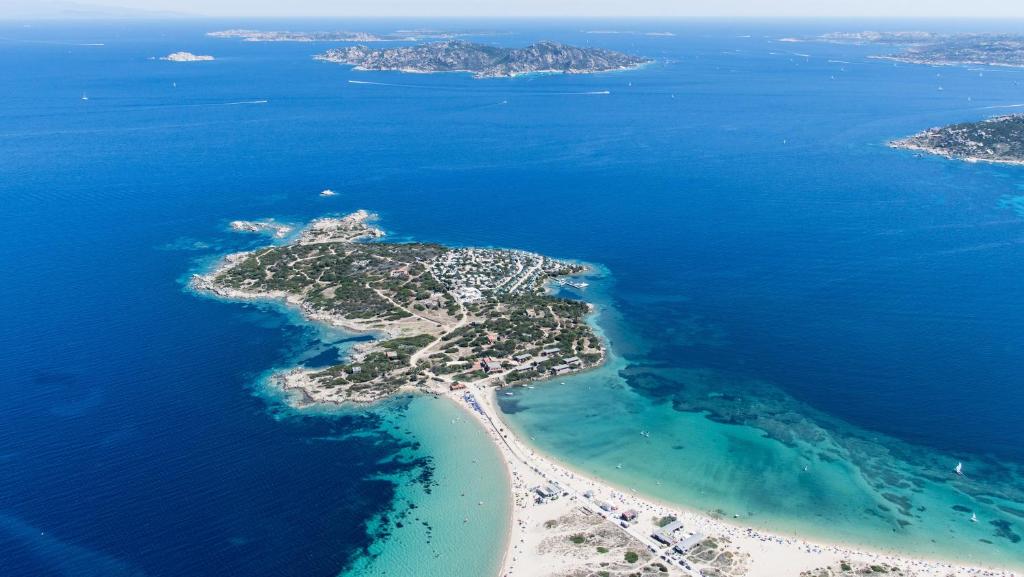 una vista aerea di un'isola nell'oceano di Isola dei Gabbiani - Land of water a Porto Pollo