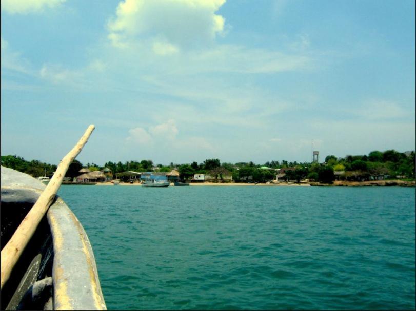 uma vista para a água do lado de um barco em Hospedaje Mar Adentro em Puerto Limón