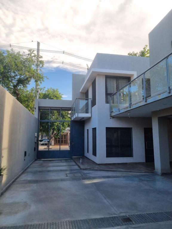 Το κτήριο όπου στεγάζεται  το διαμέρισμα