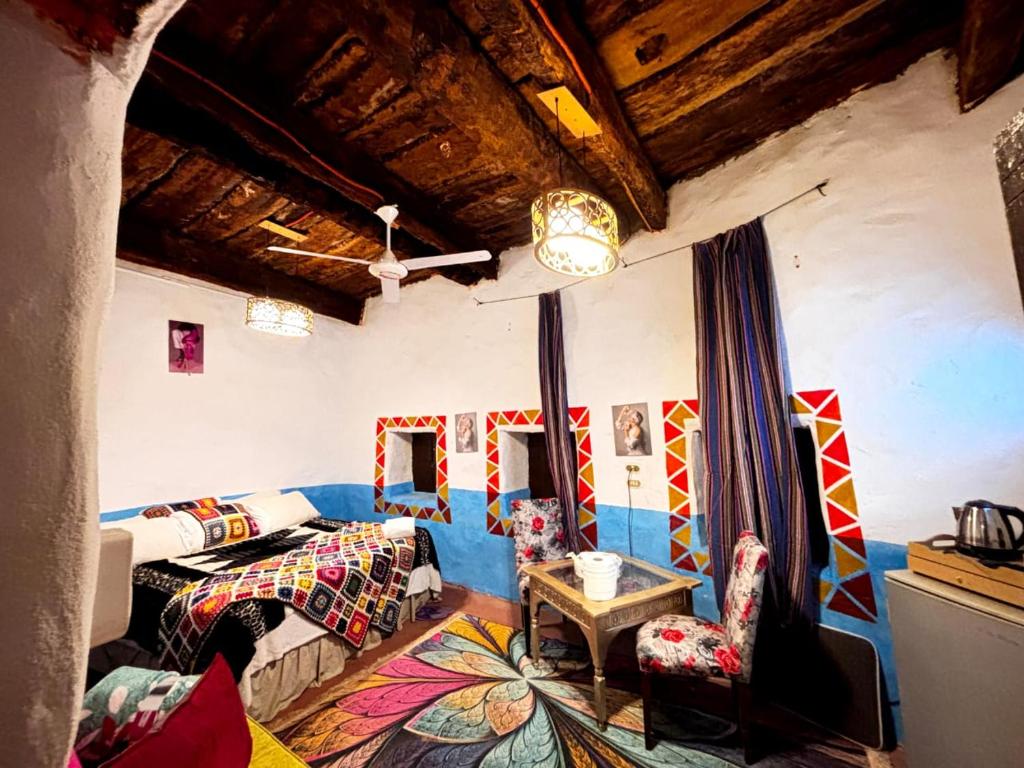 锡瓦Siwa Bait Ward Home的客厅里有一张沙发和一张桌子。