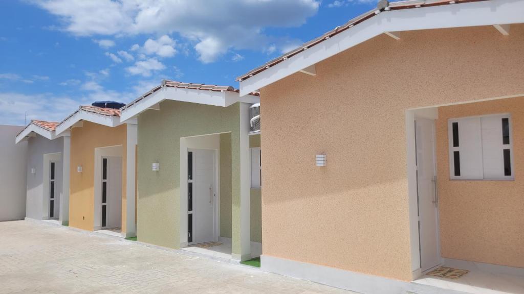 een rij huizen op een rij bij Aquarela Flats in Piranhas