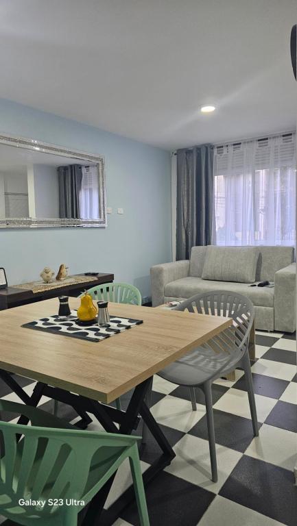 Una sala de estar con una mesa y sillas de madera. en Mi dushi, en Cali