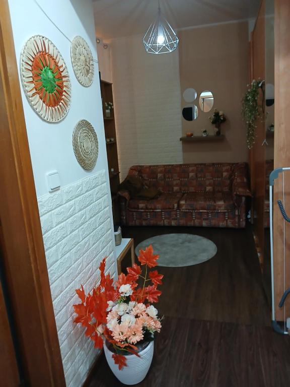 a living room with a couch and flowers in at Kannon 1 in Caparica