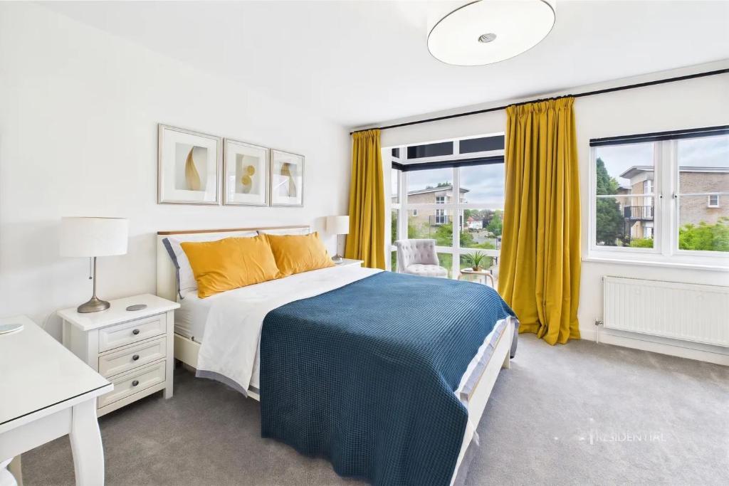 Ένα ή περισσότερα κρεβάτια σε δωμάτιο στο 3 bed modern townhouse with self check in, sleeps 6, 35mins direct train to London Waterloo, zone 6