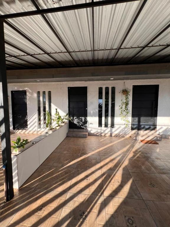 een groot gebouw met een groot plafond met ramen bij Oásis 6 prática e bem localizada e minimalista in Brasilia