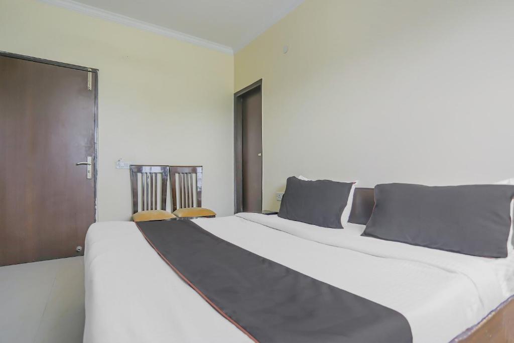 Postel nebo postele na pokoji v ubytování Super Townhouse Green Park Residency 1