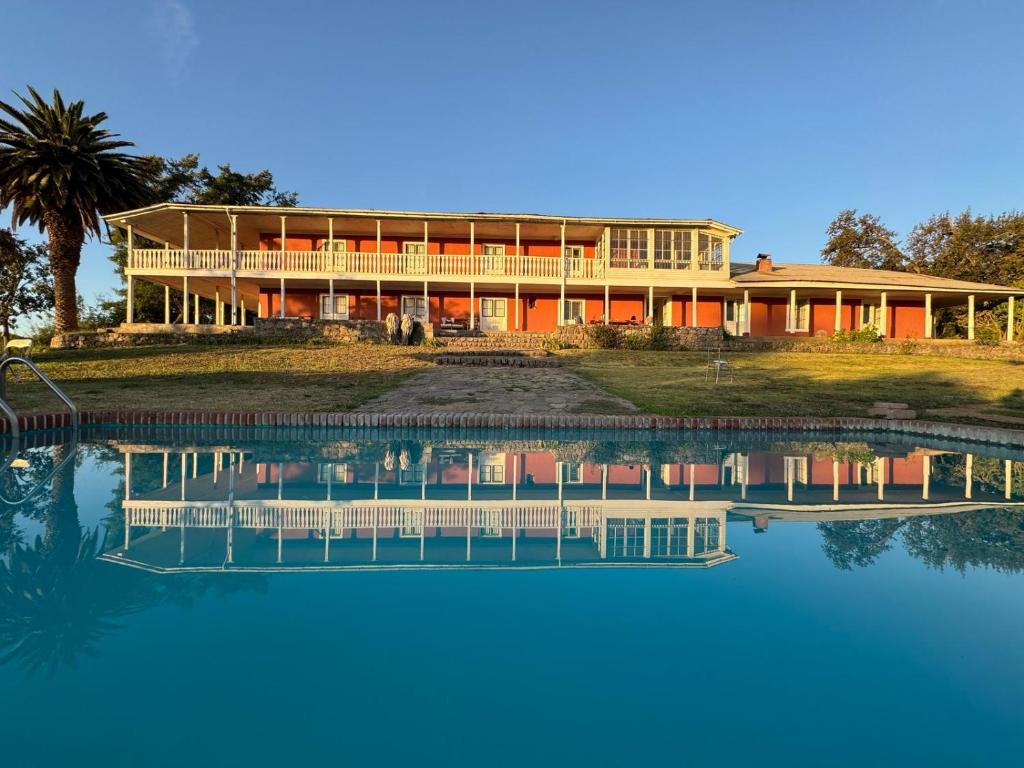 a large house with a large pool of water at Casona Starlight in Melipilla