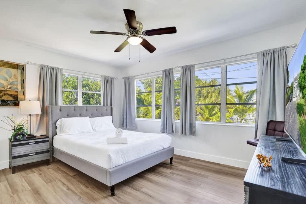 Giường trong phòng chung tại Villa Riviera Beach -4Bdr Relaxing Retreat By Viac