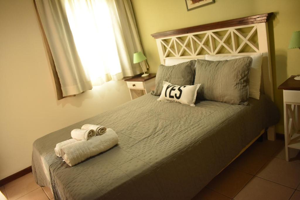 En eller flere senge i et værelse på Cabañas del Mirador