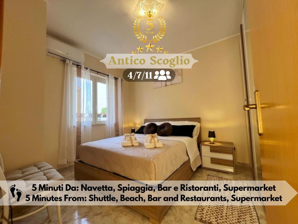 Un pat sau paturi într-o cameră la L' Antico Scoglio Appartamenti comfort Nocera Terinese Scalo - 4,7 e 11 Ospiti - Navetta Aeroporto-Stazione & Multi-Destinazioni - Piscina - Spiaggia a 300mt - Giardino e Zona pranzo all'aperto - WiFi & SmartTV - Aria Condizionata
