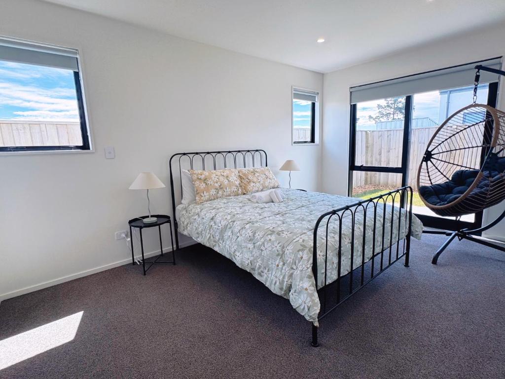 En eller flere senge i et værelse på Your Country View Nest