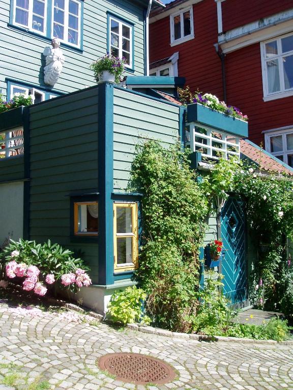Hotel Annehelenes B&B, a small house with plants on top of it at Annehelenes B&B in Bergen