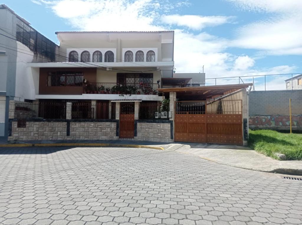 キトにあるDepa Guajaló - Quicentro Sur con Terraza y Parkingの白い大きな建物