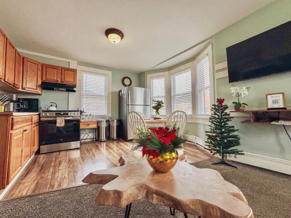 Una cocina o cocineta en Entire Lovely 3 Bedroom, 2 Bathroom Apartment! 1 Block to the Beach and Boardwalk!