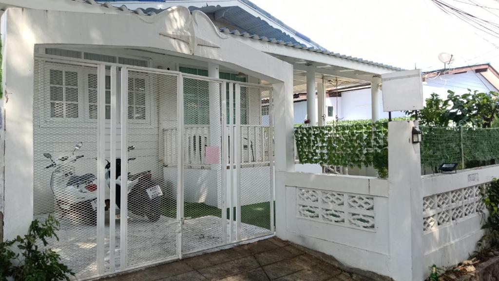 Το κτήριο όπου στεγάζεται  η παραθεριστική κατοικία