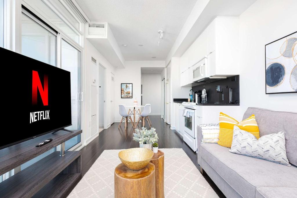 Μια τηλεόραση ή/και κέντρο ψυχαγωγίας στο Modern Cityplace Escape with Balcony Views