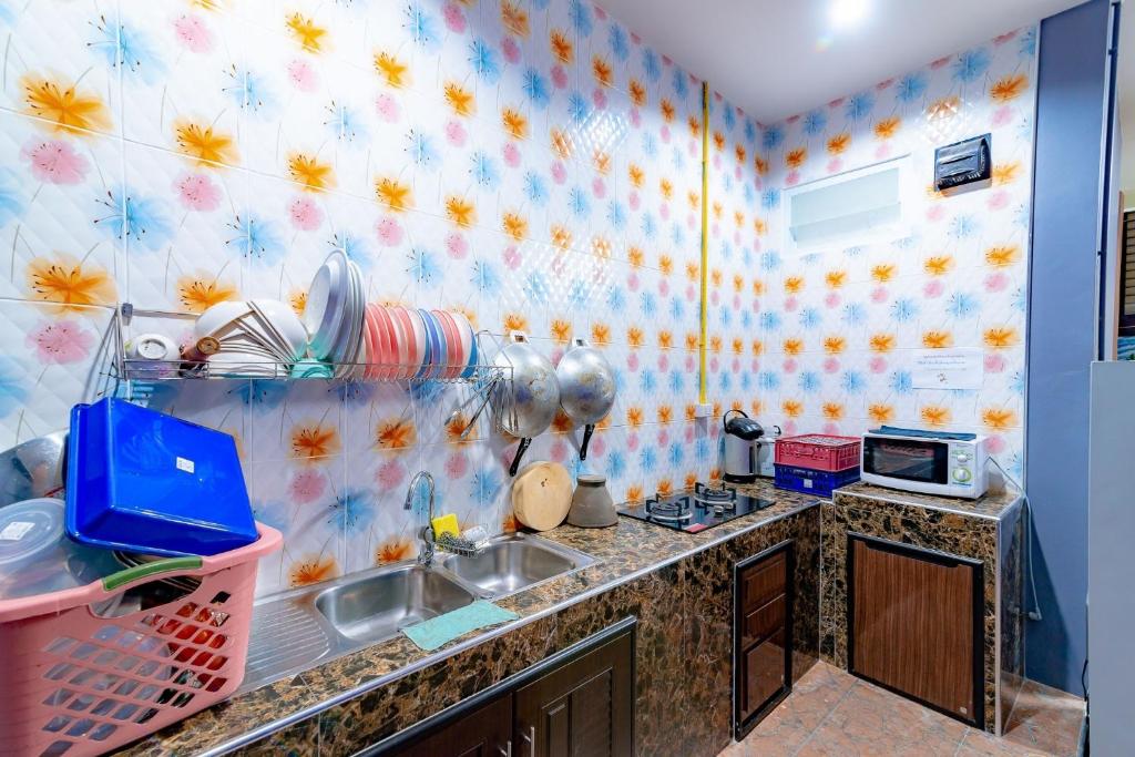 Η κουζίνα ή μικρή κουζίνα στο บ้านพักชะอำ ณิสราพูลวิลล่า