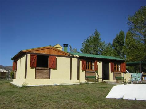una pequeña casa con techo verde en un campo en Casa Montaña Valle del Sol en Potrerillos