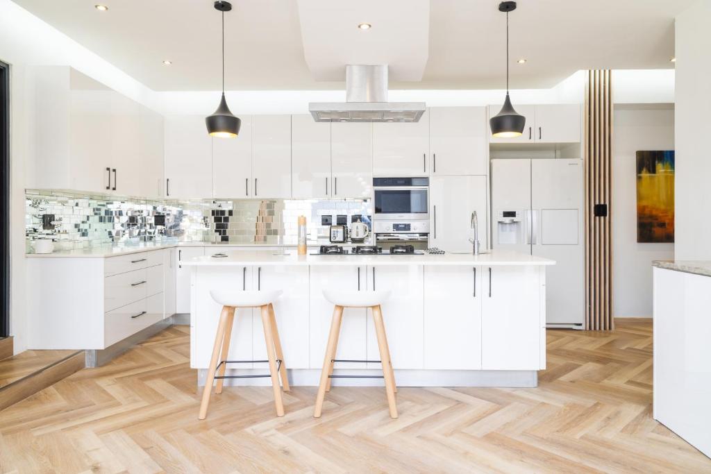 Η κουζίνα ή μικρή κουζίνα στο Villa Noor Modern 2 Bed Luxury Retreat