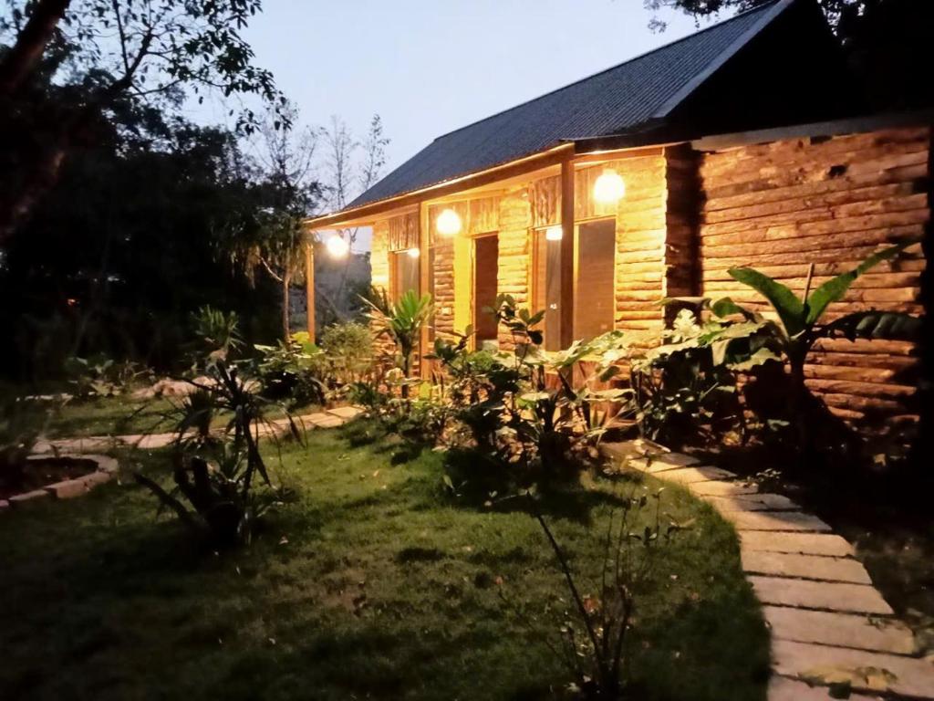 Κήπος έξω από το Happy House by the Mountain