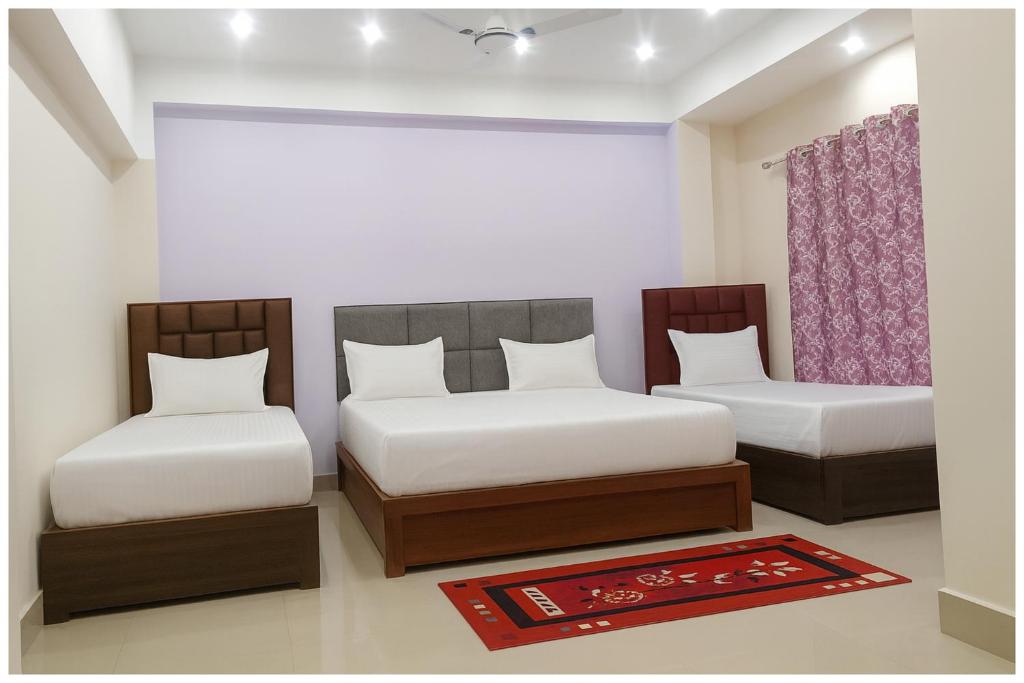 En eller flere senge i et værelse på Surajmal Road The Dixit Premium Residency Near Bankebihari Temple Pushpanjali - Premanand Maharaj - Free Parking and Free Wifi Restaurant Facilities - Fully Air conditioning Premium Room - Best Premium Hotel In Vrindavan