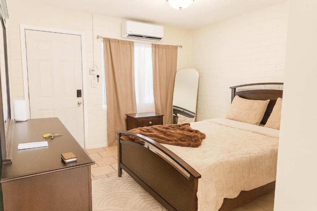 SolStar Suite - Steps From Tucson's NEW Casino في توسان: غرفة نوم مع سرير وخزانة ومكتب