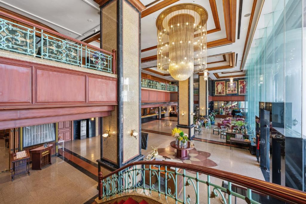 een uitzicht op de lobby van een gebouw met een kroonluchter bij Town in Town Hotel Bangkok in Bangkok