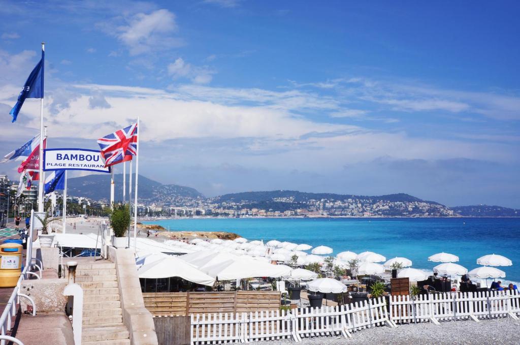 ニースにあるCosy apartment Promenade des Anglaisの海と傘を一杯に集めたビーチ