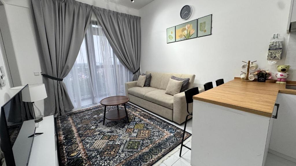 Χώρος καθιστικού στο Sky Trees Bukit Indah netflix and wifi