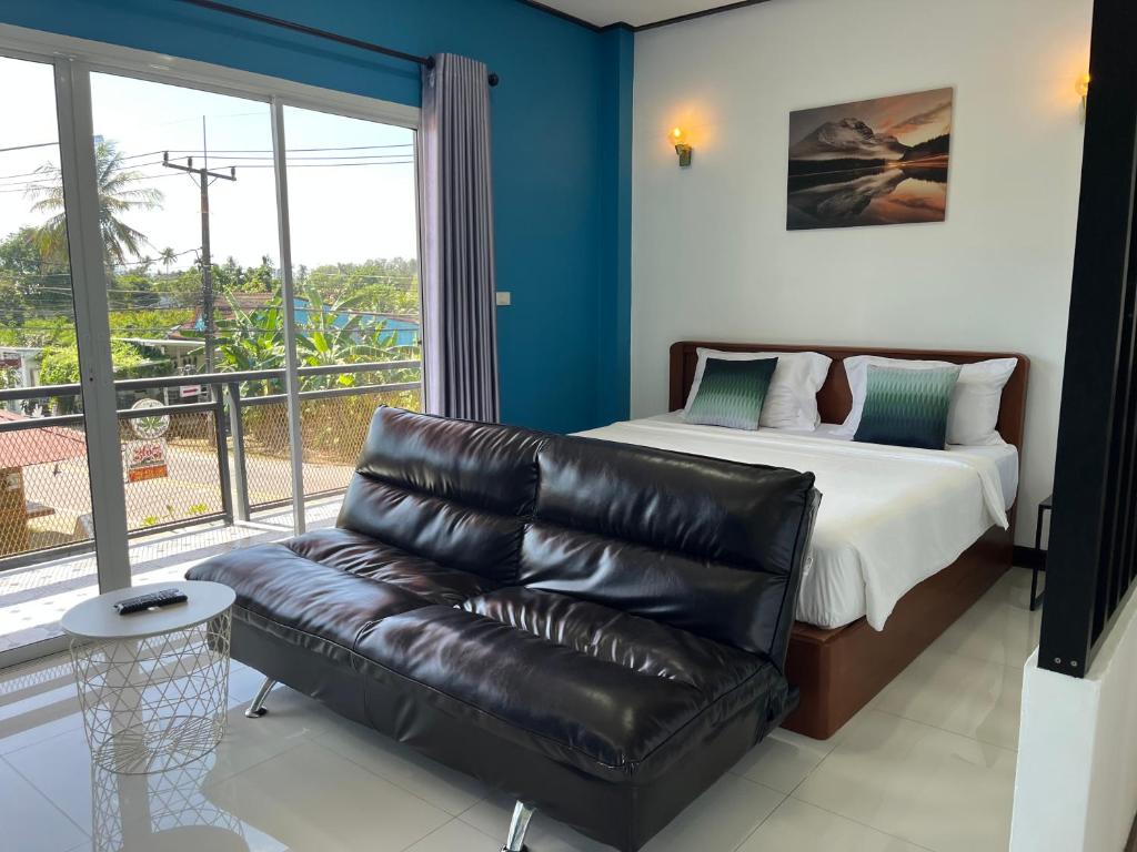 365 Place Maikhao في Ban Mai Salae: غرفة نوم مع أريكة وسرير ونافذة