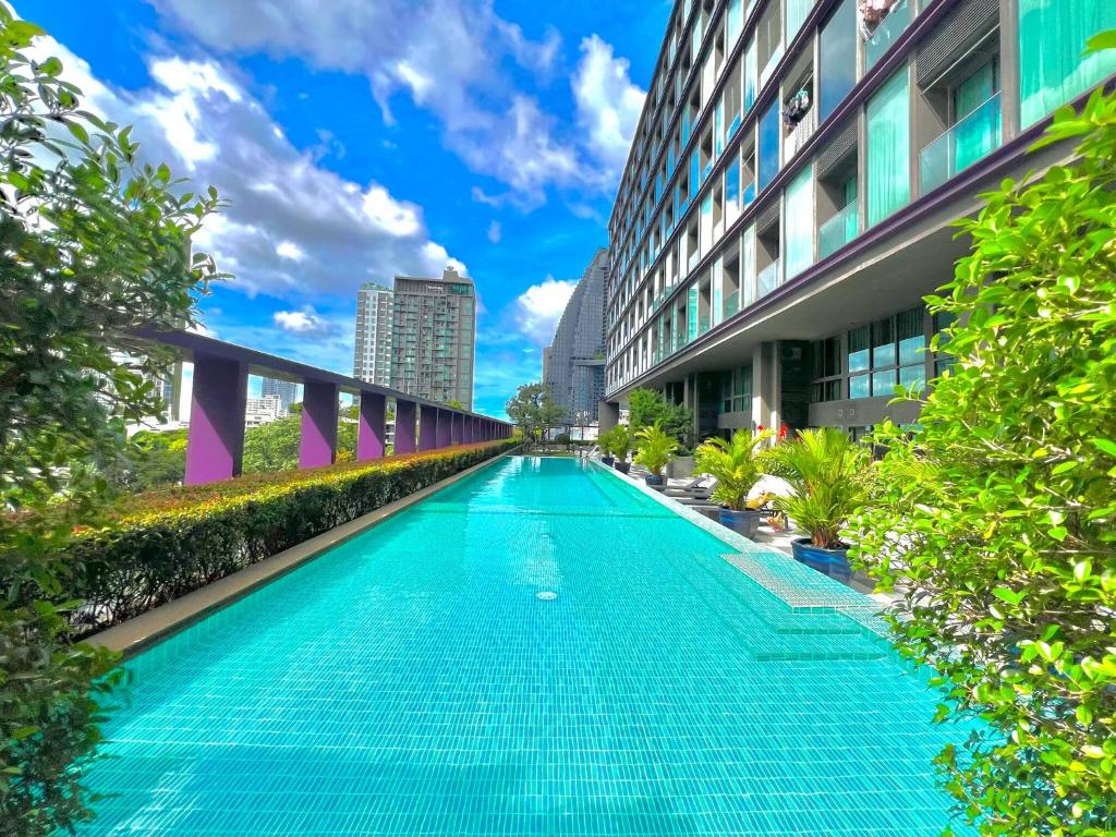 a swimming pool in the middle of a building at 1minBTSThonglor:NearEmDistrict|Balcony|Washer|WiFi in Khlong Toei